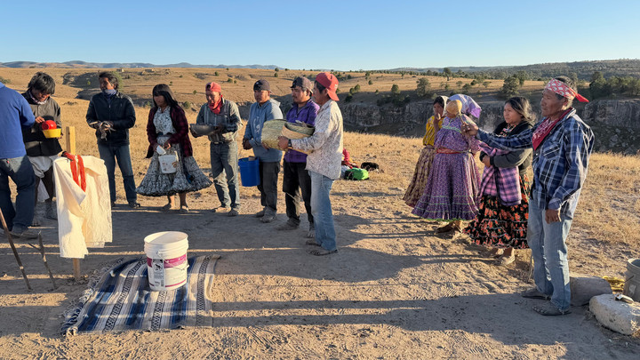 Foto: Speiseopferung im Ritual Tutugúri (© Dr. Claus Deimel)